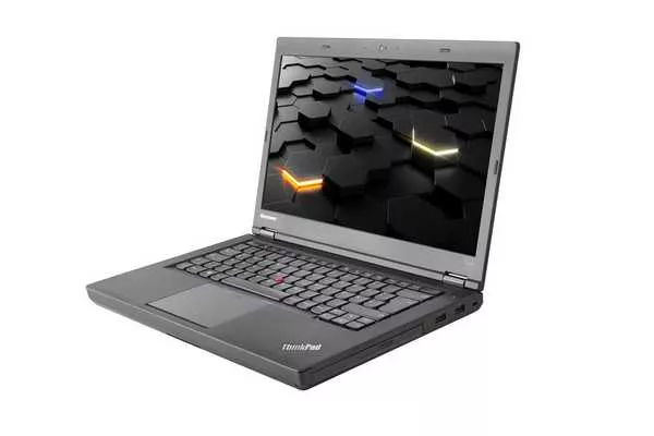 Lenovo Thinkpad T440p geöffnet von rechts
